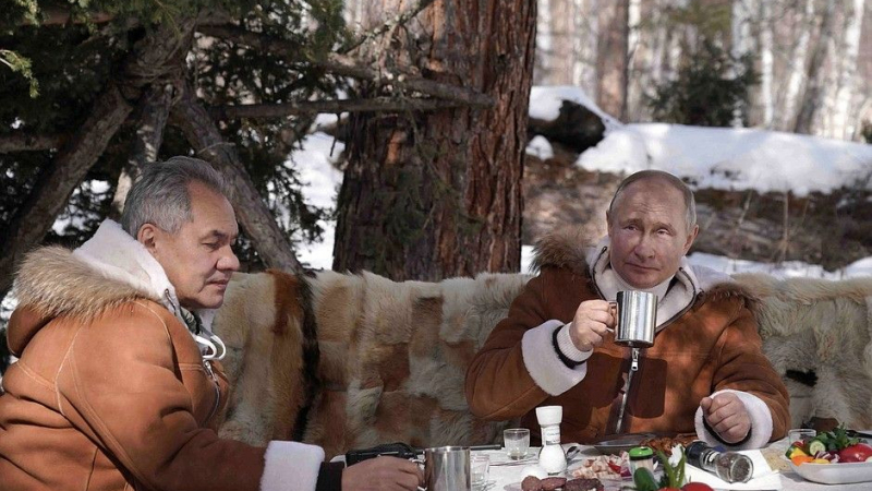 Сурови мъже: Путин и Шойгу пак бродят из тайгата СНИМКИ 