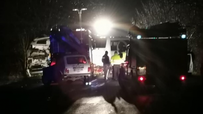 Извънредно: Трима загинали при удар между автобус и тир по пътя София - Варна СНИМКИ