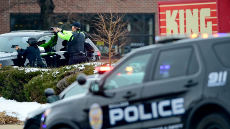 Нова касапница в САЩ! Мъж разстреля най-малко 6 души в супермаркет ВИДЕО 18+