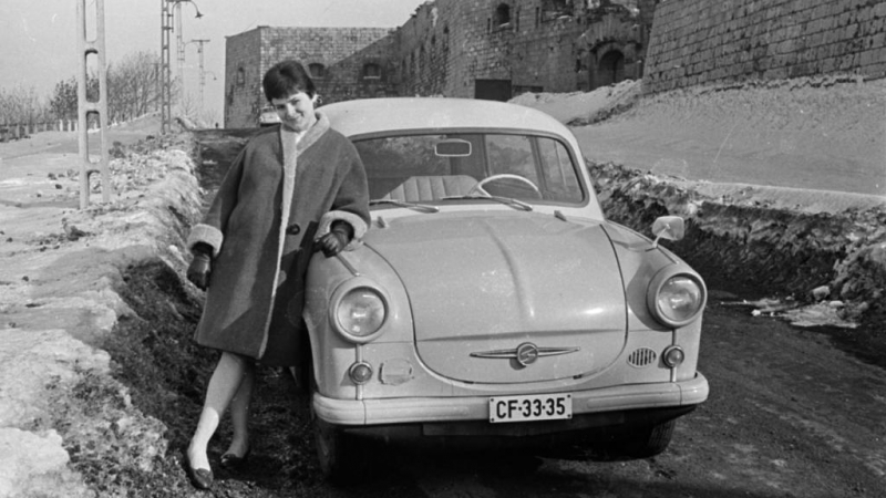 Култова кола: Защо жителите на ГДР гордо позираха със своите Трабанти СНИМКИ