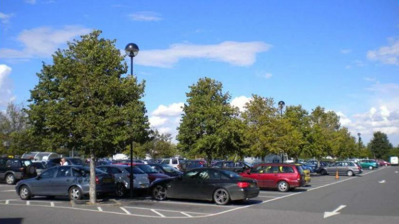 Мегазагадка: Стотина автомобила не можаха да запалят на паркинг пред магазин 