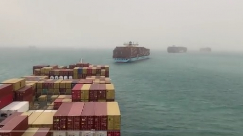 Контейнеровоз заседна в Суецкия канал и предизвика морско "задръстване“ ВИДЕО