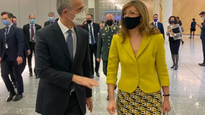 Захариева разговоря с шефа на НАТО за шпионския скандал у нас СНИМКИ