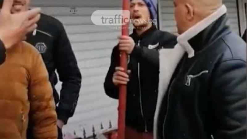 Предизборен екшън! Мъже с кирки плашат опоненти със сеч на глави в Пловдив ВИДЕО