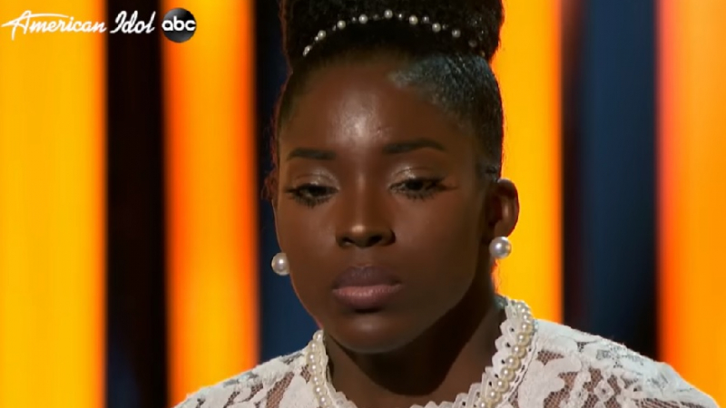 Участничка в American Idol припадна и си разби лицето на сцената, след като чу думите на журито ВИДЕО