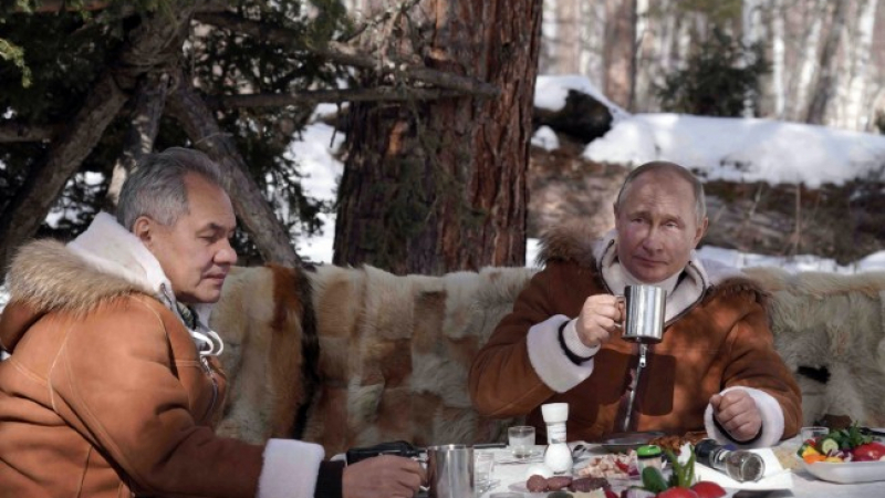 Путин в тайгата, но защо не се "щракна" с ваксина?