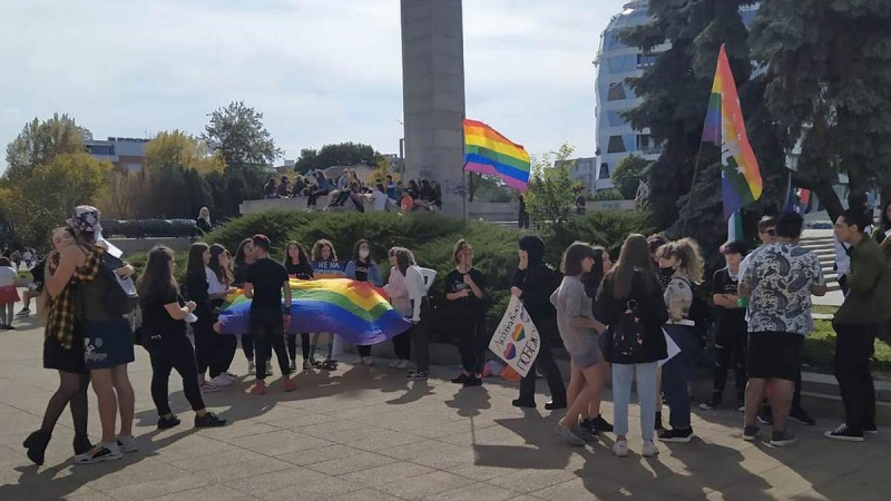 Гейове и лесбийки готвят нещо скандално в пламналия от К-19 Бургас 