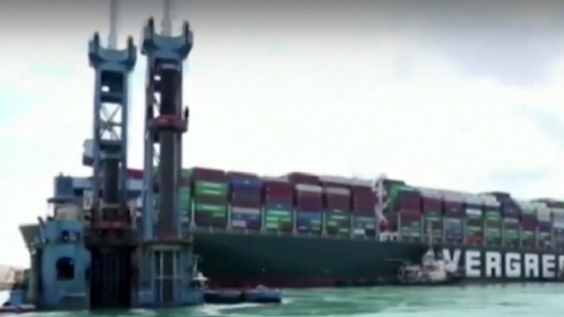 Заседналият кораб в Суецкия канал бе леко преместен ВИДЕО