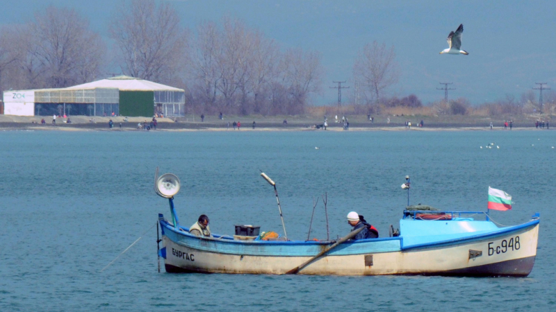 Рибарите се върнаха от морето и в Бургас започнаха да празнуват СНИМКИ