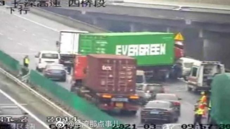 Това вече не е случайност: Камион на Evergreen блокира улица, като кораба Суецкия канал СНИМКИ