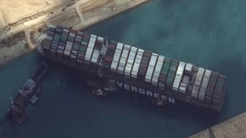 Супер изненада: Корабът, заседнал в Суецкия канал, е имал странен еротичен маршрут ВИДЕО