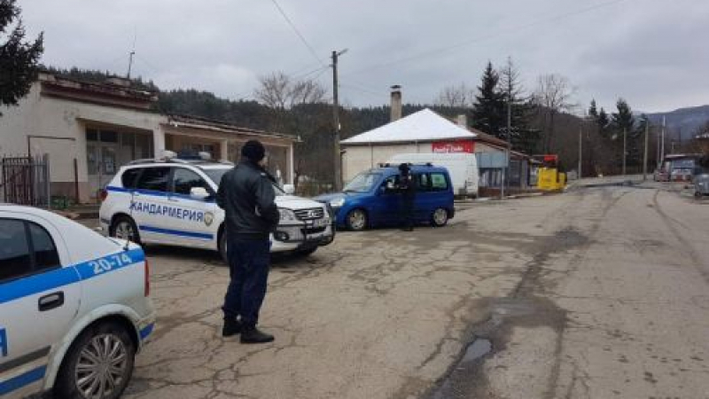 Спецоперация на полицията в Сливен, има арестувани СНИМКА