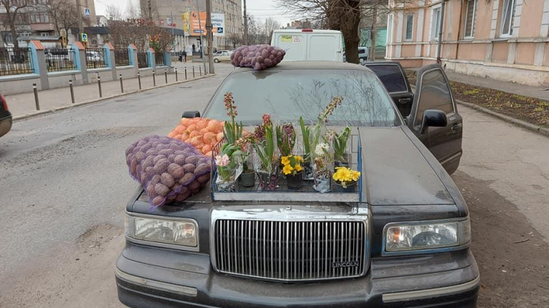 Пълен шаш: Мъж продава лук и картофи на капака на лимузина Lincoln СНИМКИ 