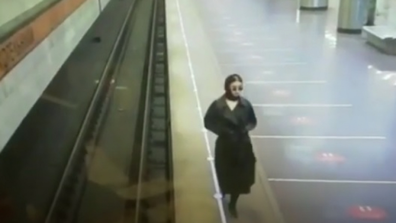 Вижте как девойка се разголи без свян в метрото ВИДЕО 18+