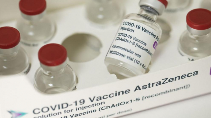 Канада временно замразява ваксината на AstraZeneca за хора, които са...