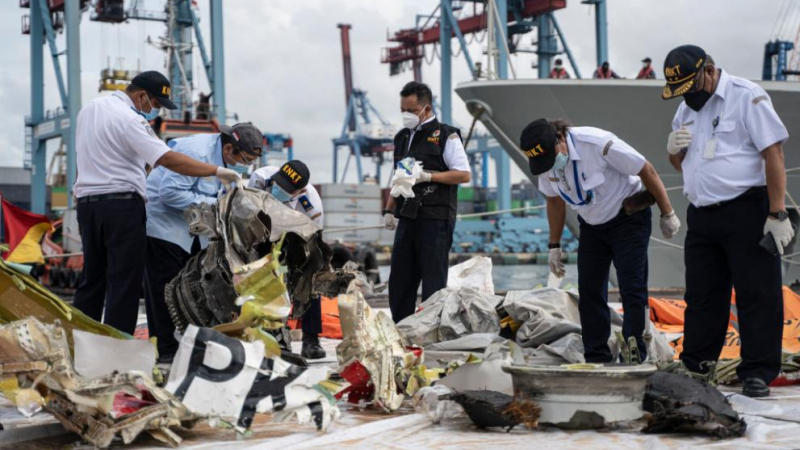 Откриха втората черна кутия на разбилия се в Индонезия "Боинг 737"