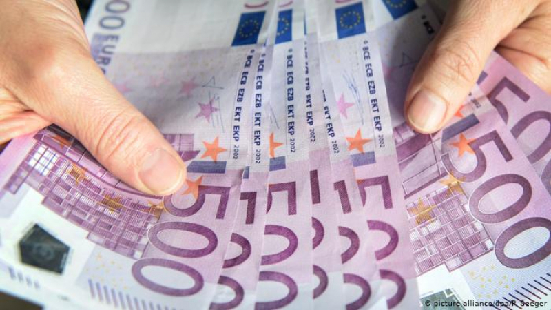 Нестандартна К-19 мярка: Раздават по 500 евро на всички германци, за да харчат на поразия 