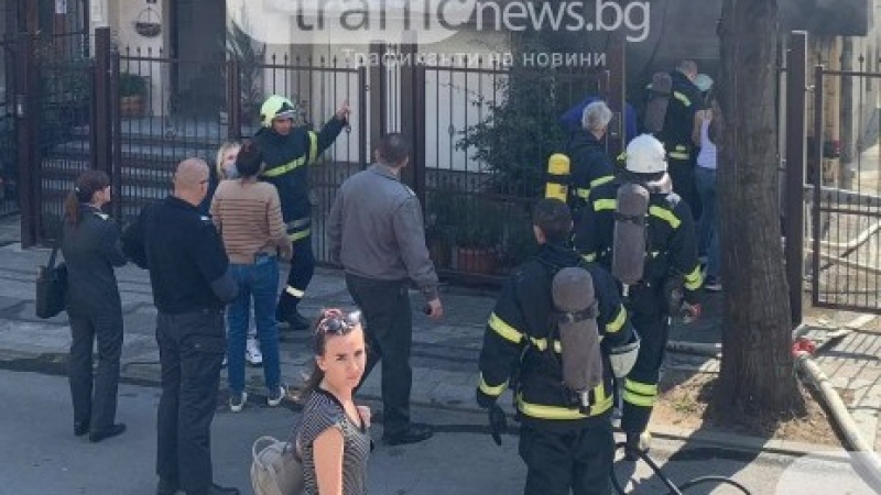 Пожар гори в блок в центъра на Пловдив СНИМКИ