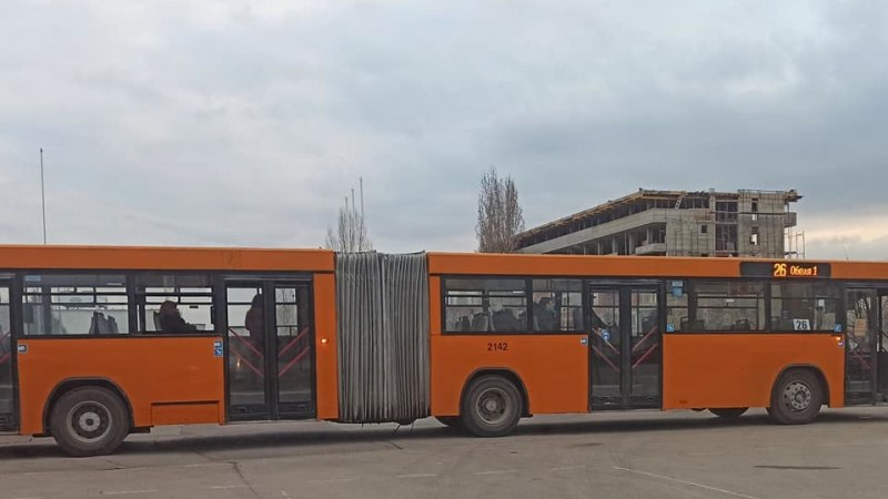 Шофьор заряза автобуса си насред улицата в София, пътниците в потрес СНИМКИ