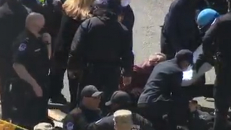 Ужасът в Капитолия! Въоръжен мъж се е врязал с автомобил в полицаите, изнасят хора на носилки ВИДЕО