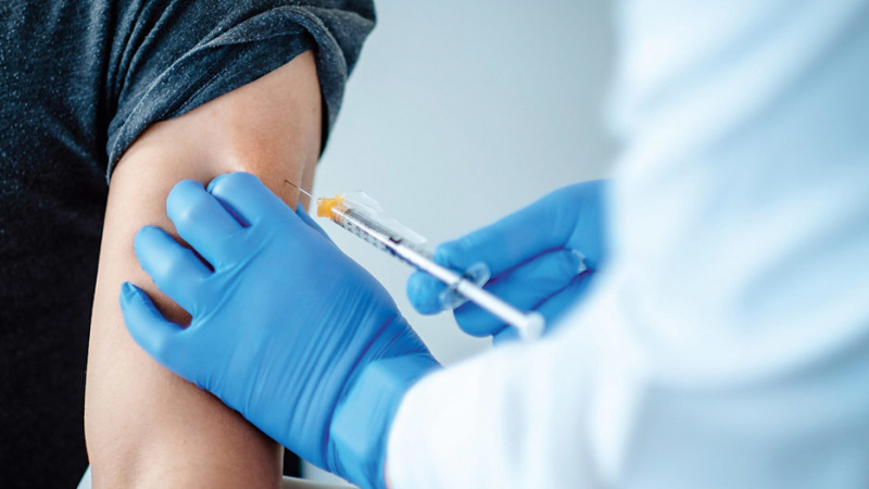 Мъж отиде да се имунизира срещу хепатит, тръгна си с ваксина срещу COVID