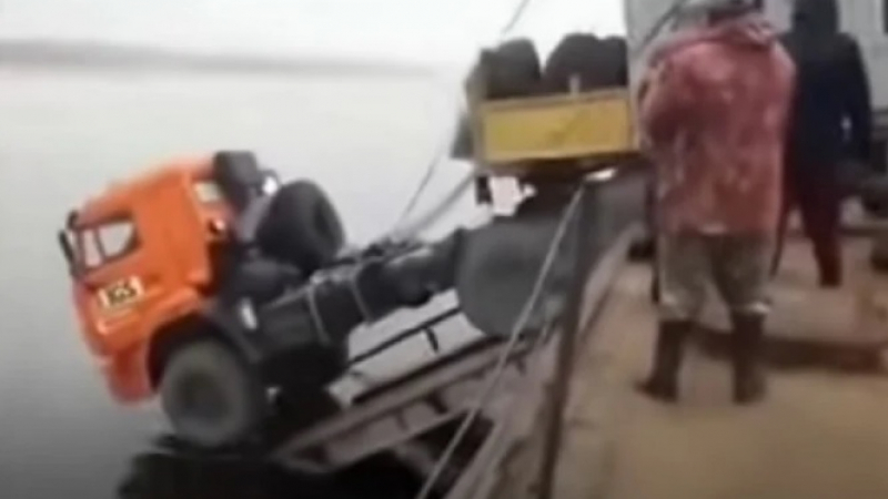 Спускането на руски камиони от ферибот в река възхити мрежата ВИДЕО