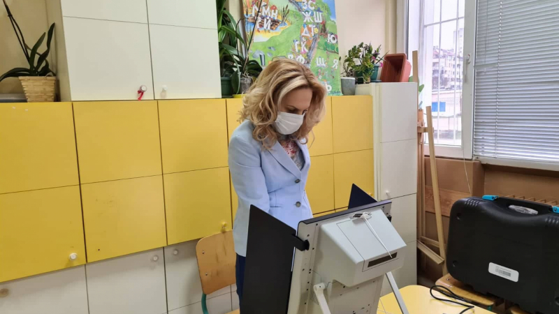 Марияна Николова гласува машинно и призова хората да гласуват спрямо личните си убеждения