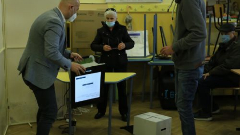 Невероятен инцидент с машина за гласуване в София, зрелищни СНИМКИ
