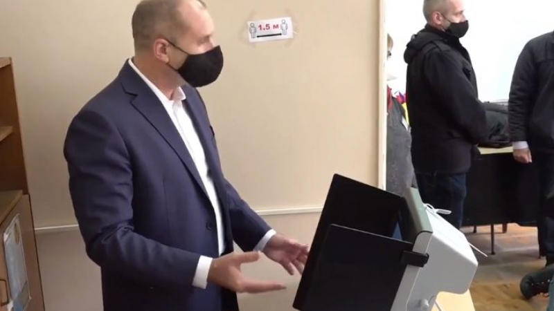 Президентът Радев гласува машинно, размаха пръст и пак се обясни за ранните избори 