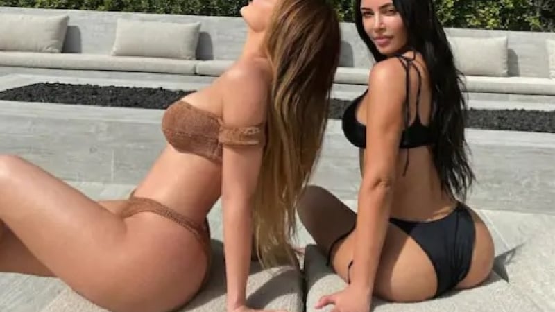 Ким Кардашиян и Кайли Дженър показаха секси тела в изрязан бански СНИМКИ 18+