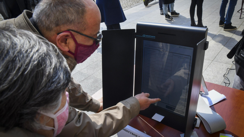 Извънредно в БЛИЦ! Голям изборен скандал – машината на „Сиела“ в „Лозенец се счупи, хората не могат да гласуват един час
