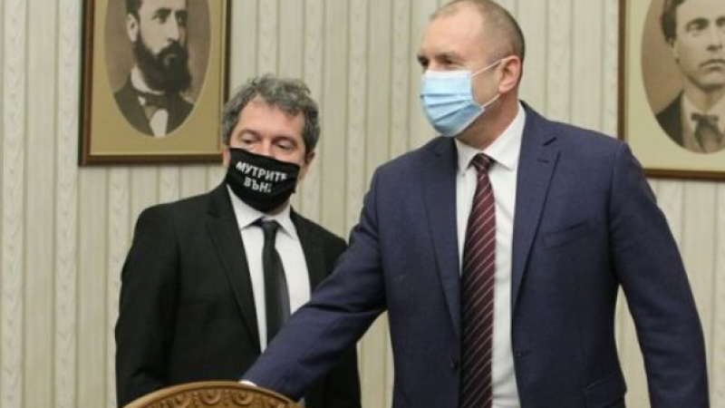 Политолози разкриха ключовата врътка между Слави и Радев за служебен кабинет