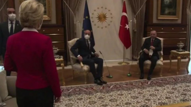 Ердоган унизи шефката на ЕК на срещата им в Анкара! ВИДЕО показа какво се случи! СНИМКИ