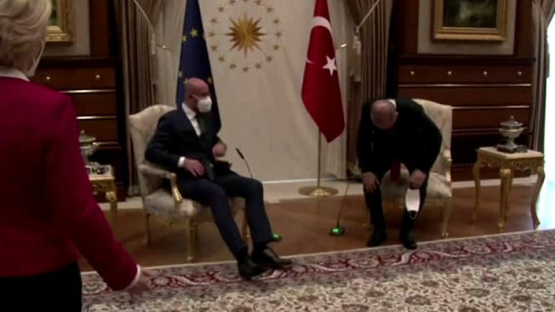 ЕС иска обяснение за изцепката с дивана и столовете в Турция
