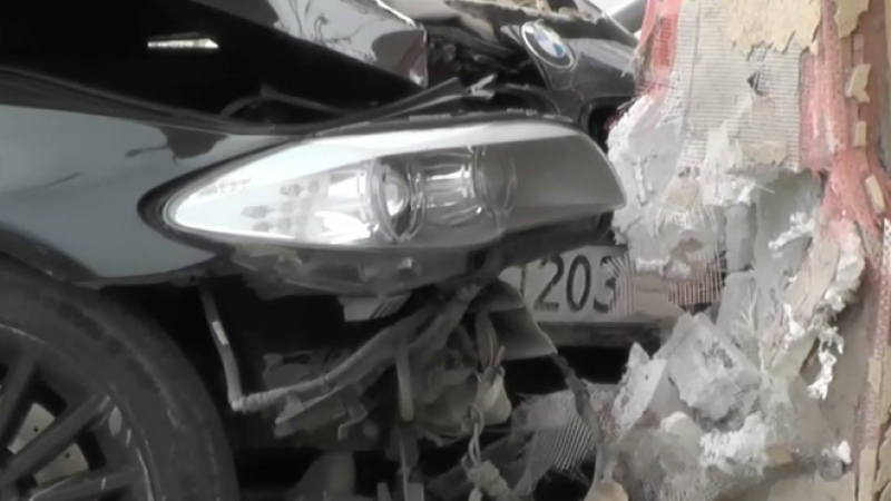 Зрелищно ВИДЕО: Кола се вряза в жилищна сграда във Варна 