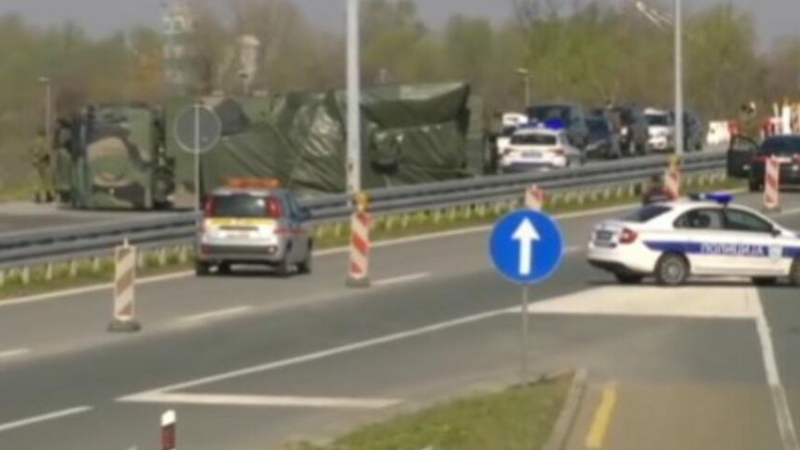 Шок в Белград: Военен камион се обърна на околовръстното, ръси бойни ракети на пътя ВИДЕО