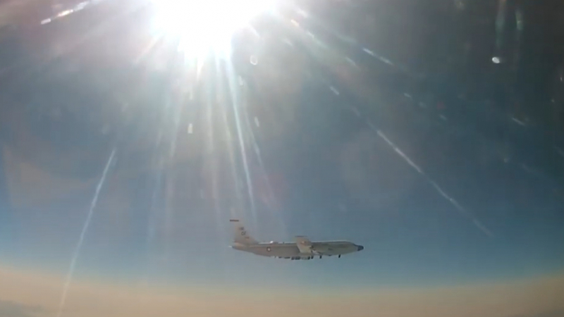 Екшън! Руски изтребител МиГ-31 ескортирал разузнавателен US самолет над Тихия океан ВИДЕО