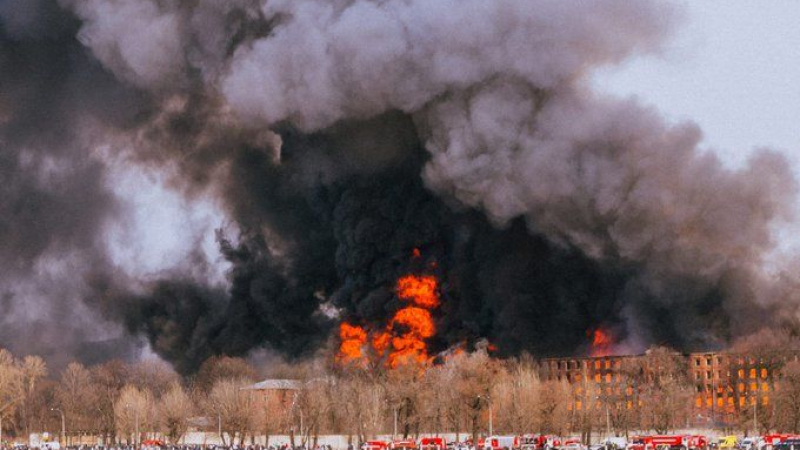 Гори емблематична сграда в Санкт Петербург, има загинал пожарникар ВИДЕО