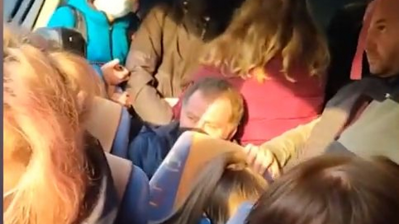 Пълен шок в пловдивски междуградски рейс, ето как пътуват хората ВИДЕО