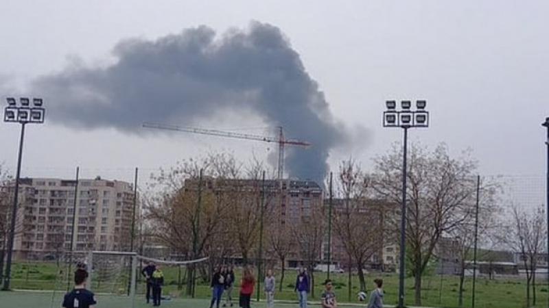 Голям пожар край Пловдив, хвърчат пожарни СНИМКИ