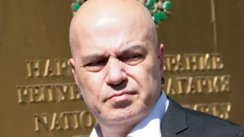 Политолог разкри как Слави финтира протеста и какво е причинил на Радев
