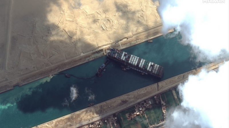 Корабът, задръстил Суецкия канал, е запориран заради неплатени 900 млн. долара