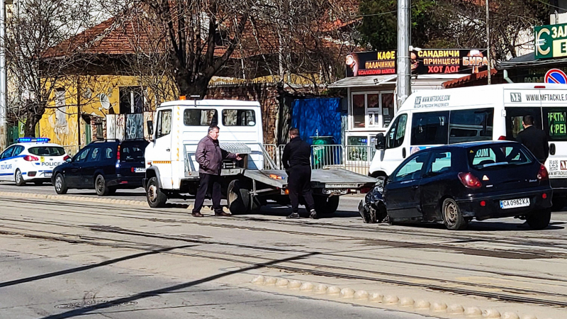Сигнал до БЛИЦ: Катастрофа с автобус в София СНИМКИ