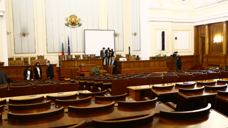Сеирите в парламента нямат край