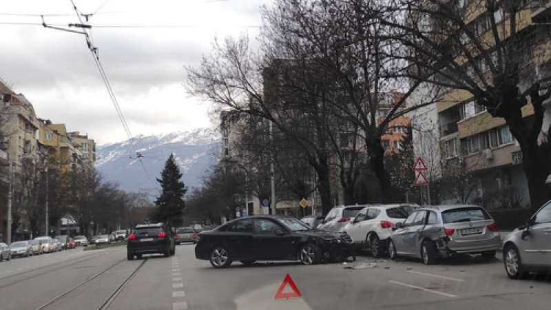 Тежка катастрофа: Кола помля паркирани автомобили в София СНИМКИ