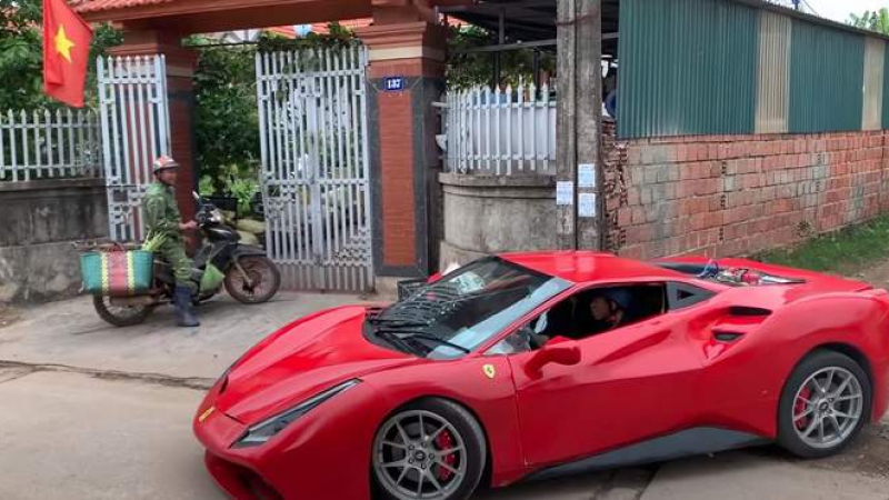 Уникално ВИДЕО: Мъж продава дини от багажника на Ferrari 488 GTB