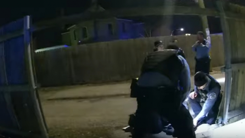 Шокиращо ВИДЕО 18+ показва последните мигове на застреляно 13-г момче в Чикаго