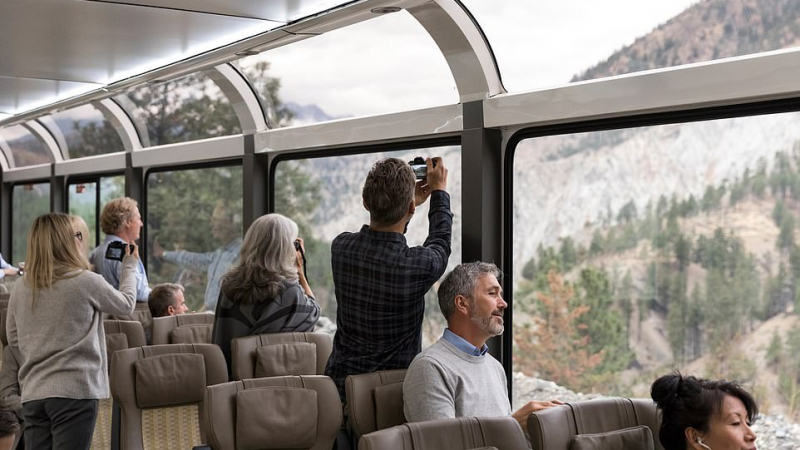 Пускат луксозно пътешествие във влак със стъклен купол на достъпна цена СНИМКИ