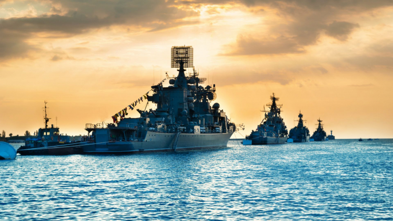 Какво става?! 15 руски бойни кораба нахлуха в Черно море