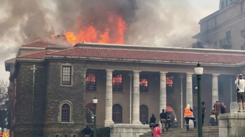 Пожар избухна в Кейптаунския университет в ЮАР ВИДЕО